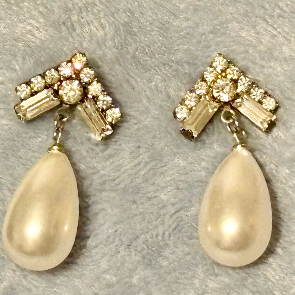 Vintage Faux Pearl drop earrings with Rhinestone’s. - Picture 9 of 16
